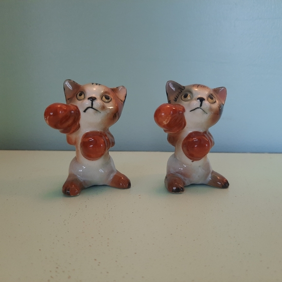 Vintage Ceramic Boxing Cats Kittens Salt & Pepper Shakers SCARCE! - Picture 2 of 13